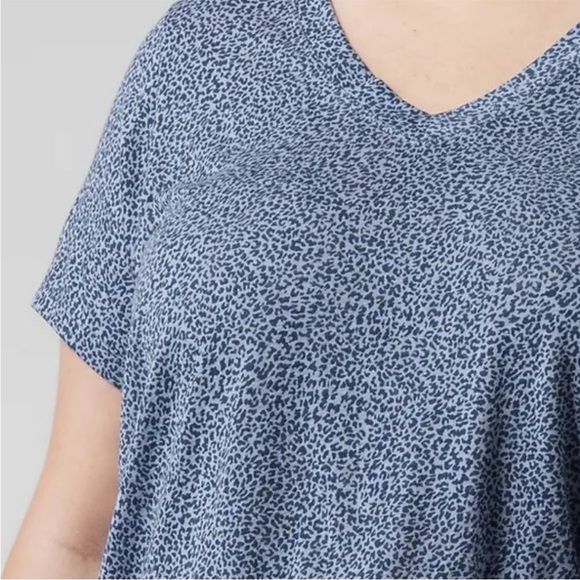 Athleta Blue Cheeta Print Breezy Scoop V-neck Tee - Picture 3 of 9